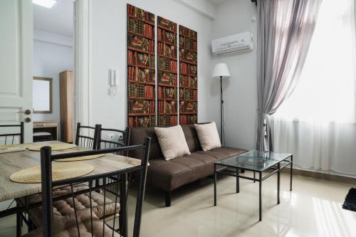 Athens City Centre Apartment | Periapton, a renovated interwar silversmithery