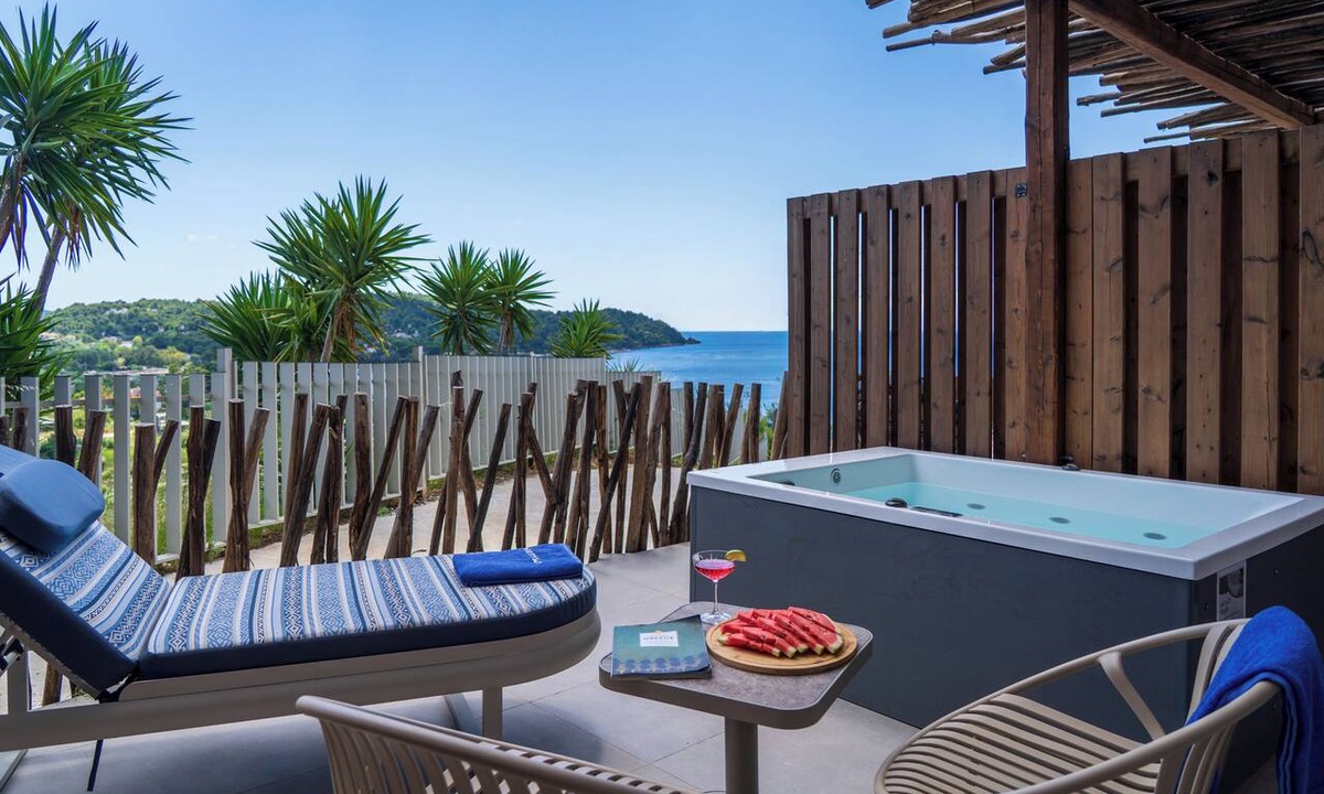 Agia Paraskevi Hotel | Petra Nera Skiathos