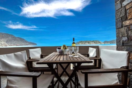 Plaka Apartment | Plaka on the Water - 2 Apts for Families