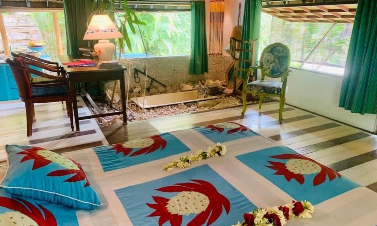 Maharepa House | Polynesian Bungalow"seashell" Private Bath AC with shared swimming pool