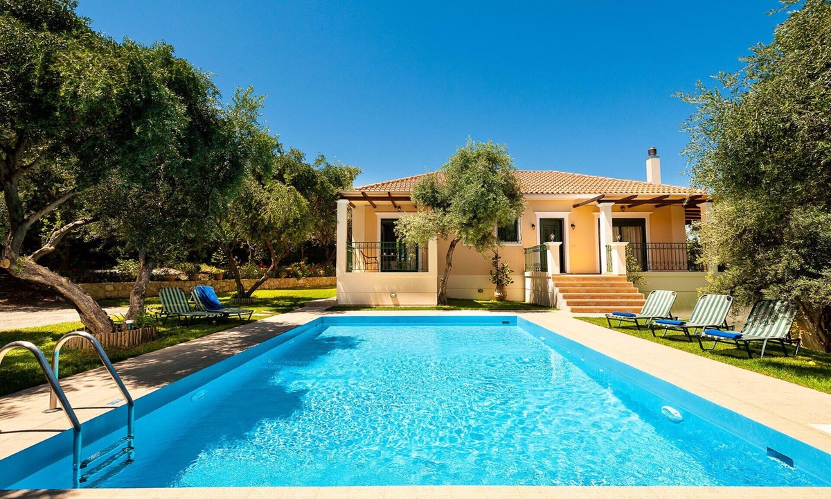Chania Villa | Private pool ★ Large garden ★ Wifi ★ 2min drive to beach ★ 3 bedrooms