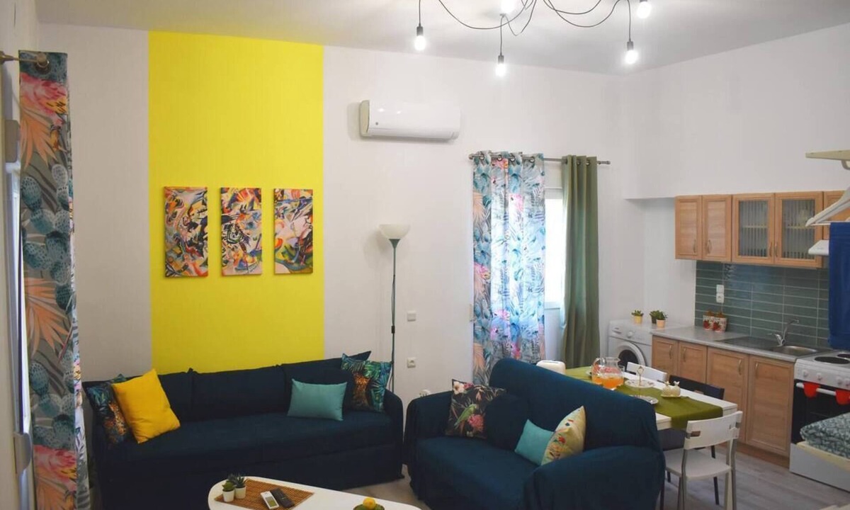 Rotasion Apartment | Pyrgos Colourful Studio (wifi A/C parking)
