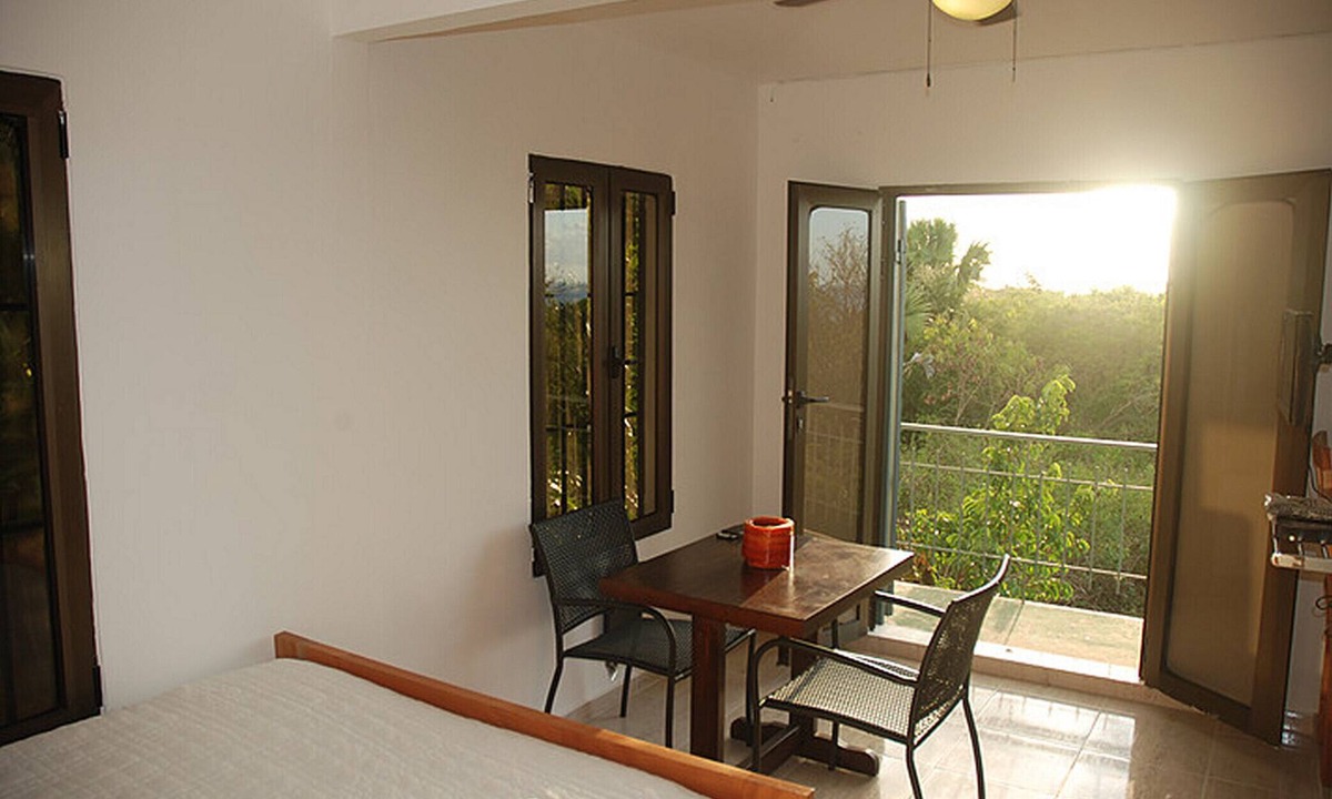 Los Cerros Apartment | Quiet studio on top of the hill, pool/Wi-Fi/cable TV.