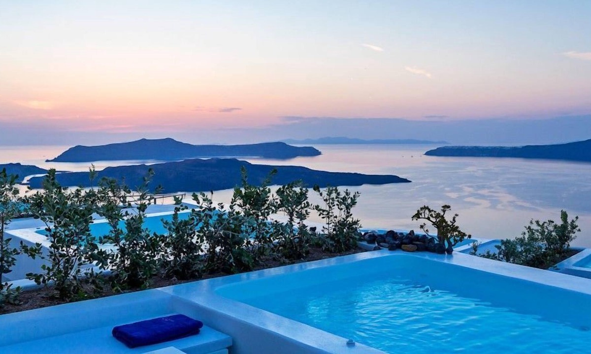 Megalochori Villa | R 316 Premiere Suite Santorini with Heated Private Pool, Aegean Sea views Incl Breakfast