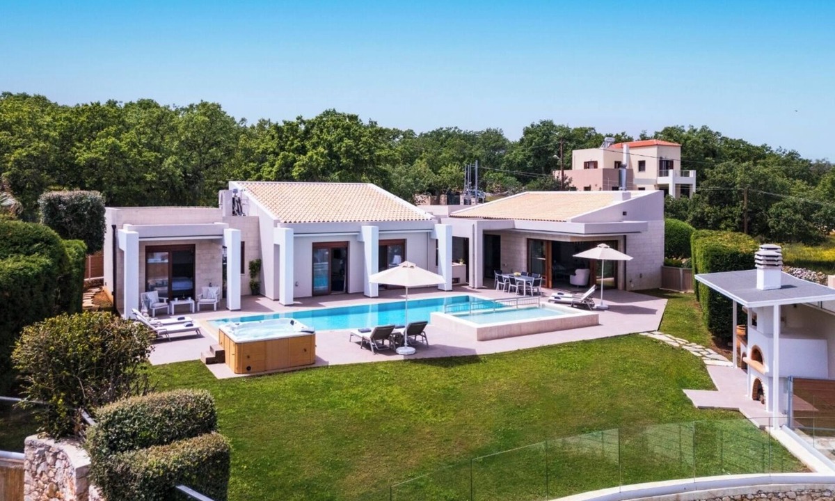 Prines Villa | Red Oak Tree Villa - High-Spec Contemporary Villa with Garden & Jacuzzi