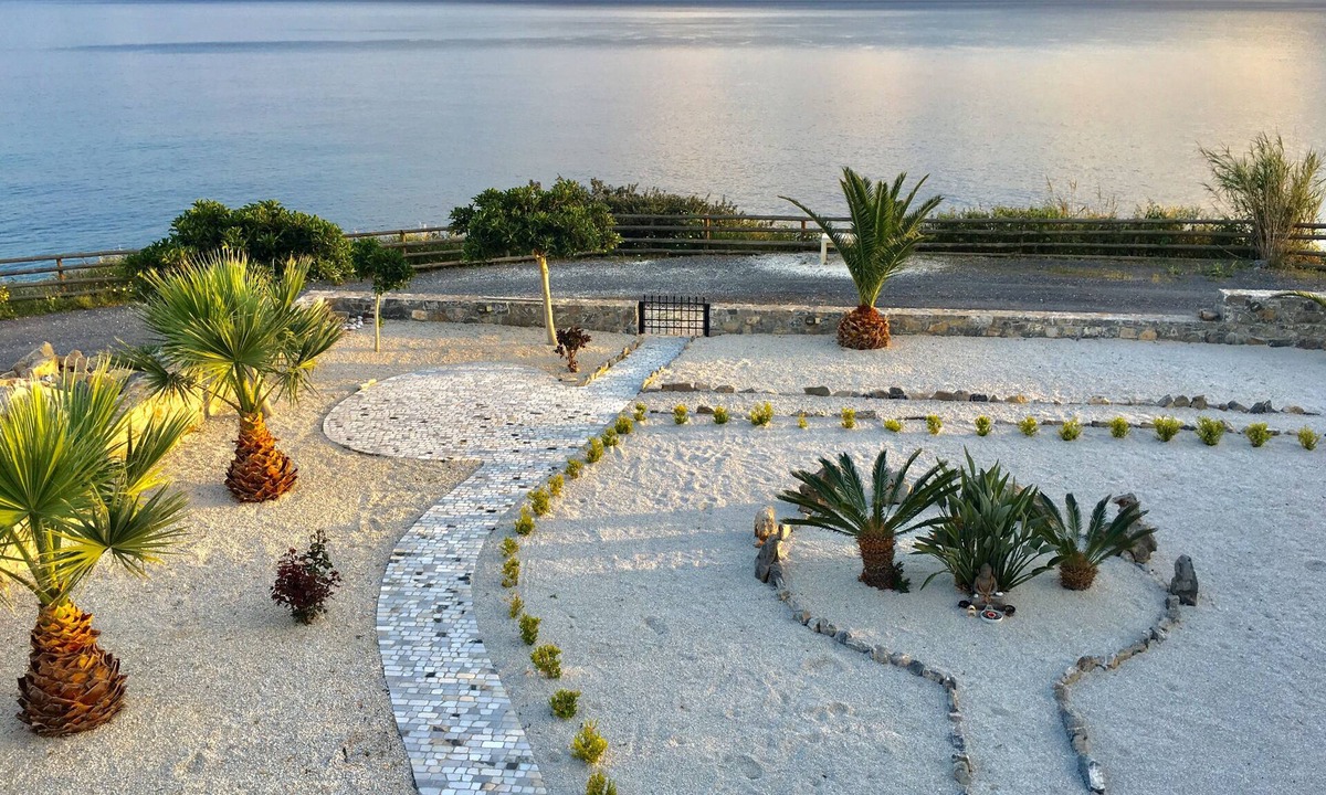 Achlia House | Right on the cliff: wonderfully quiet, luxuriously private stone house