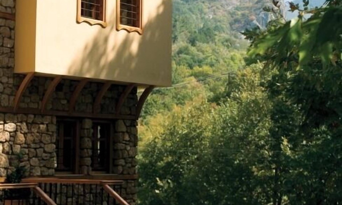 Almopia House | Roes Suites