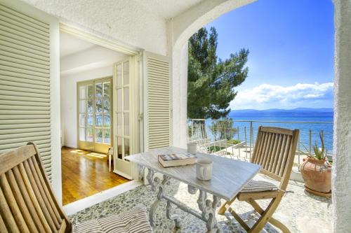 Eretria House | Salt & Stone Beachfront Retreat by Estia