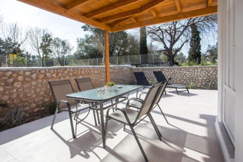 Ixia Apartment | Sarah's just renovated 2-bedroom aparts in nature