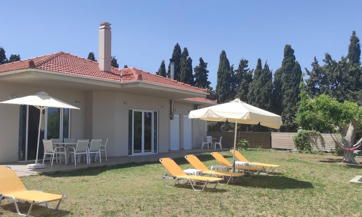 Xiro Chorio House | Sea Breeze Villa, atemberaubender Garten mit Meerblick by Interhome