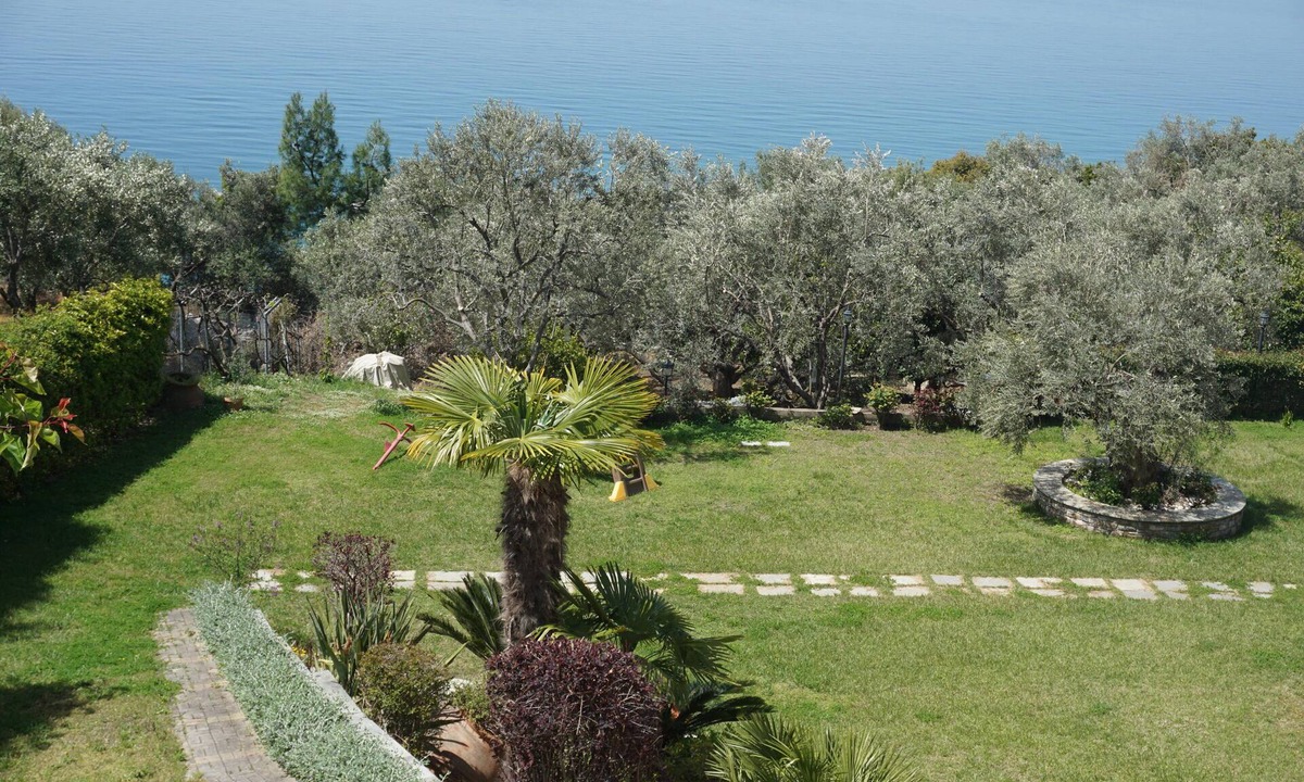 Lefokastron Apartment | Sea side house with magnificent garden