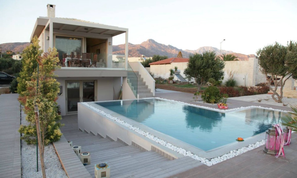 Ierapetra Villa | Seafront cosy Villa only a few meters from the beach