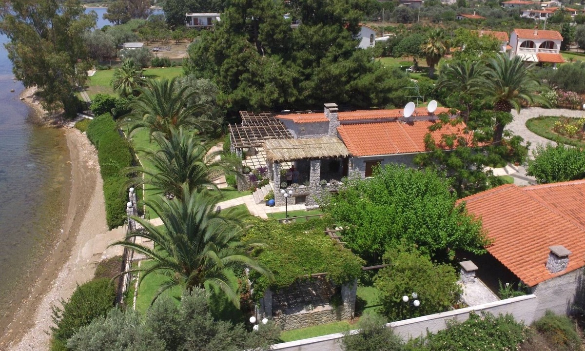 Eretria Villa | Seafront Luxury Villa w/3-en/suite BR & BBQ