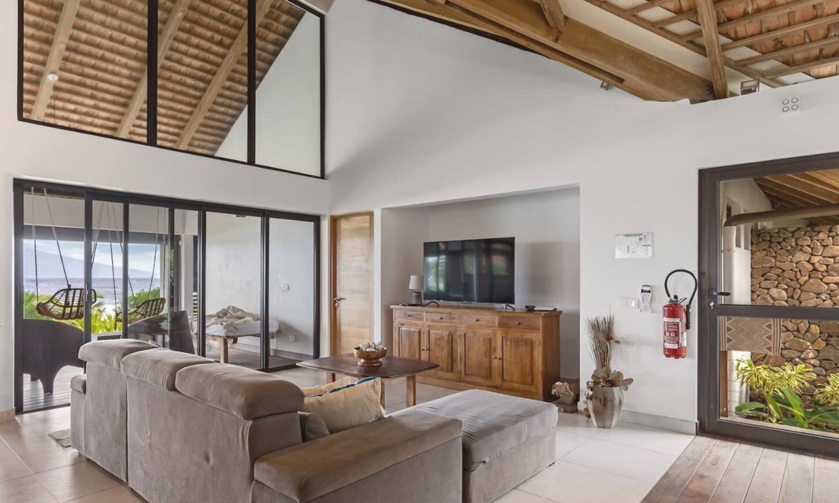 Temae House | Seaside Paradise: 5BR Beachfront Haven in Moorea
