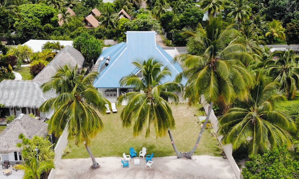 Hauru House | Semi-detached villa in Haapiti by the sea