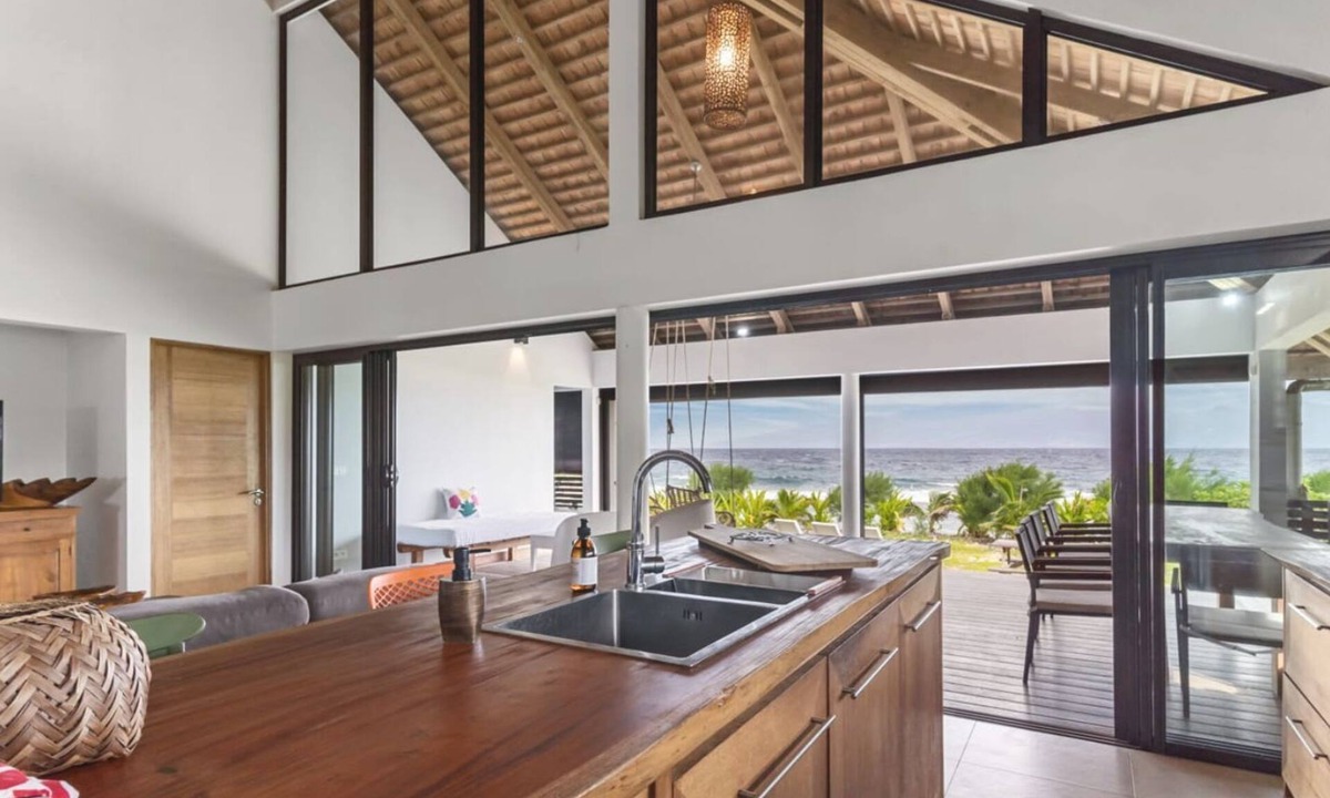 Temae Villa | Shoreline Getaway: Spacious 2BR Villa in Moorea