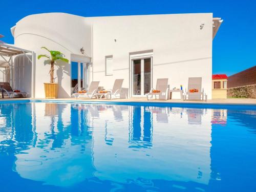 Skaleta Villa | Sky Beachfront Villa with private pool