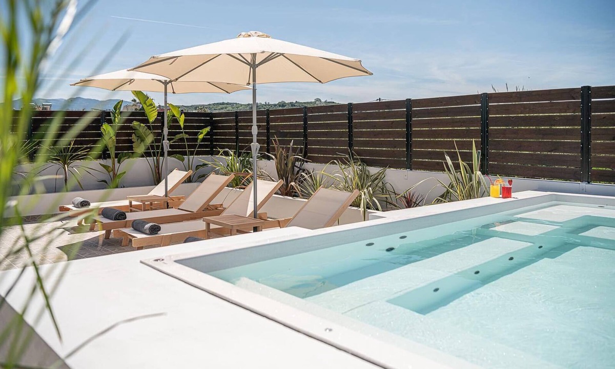 Gerani Apartment | Sol Luxury Apartment: 3BD With a Rooftop Mini-Pool, 150m from the Beach