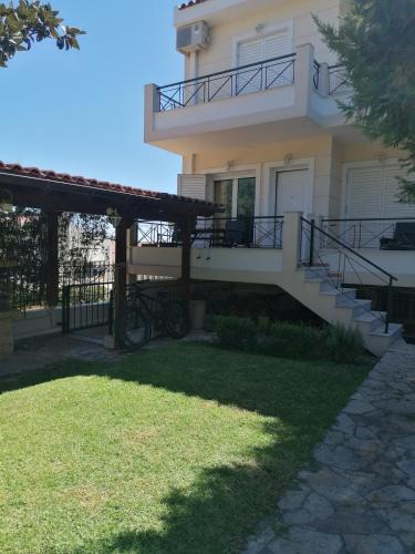 Dionysos Apartment | Spacious Apartment with Garden & BBQ in Kryoneri