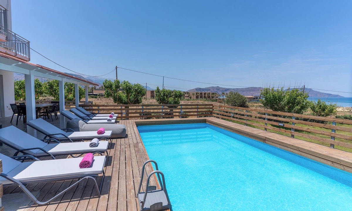 Georgioupolis Villa | Spacious beachfront villa - Boutique Suites Alkioni - 7 bedrooms - 14+ persons