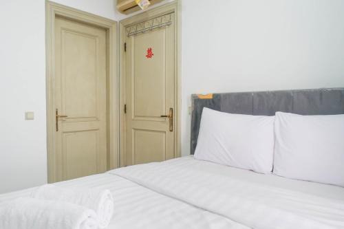 Suko Manunggal Apartment | Spacious Classic 1BR Apartment at Taman Beverly By Travelio