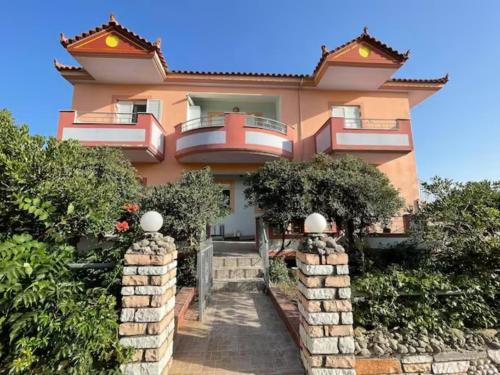Krieza Apartment | Spacious Quiet Apartment for Relaxed Holidays 1