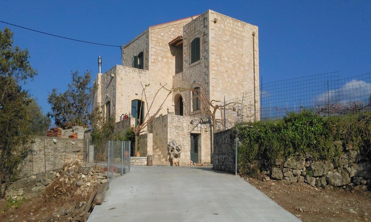 Margarites Villa | Spacious Villa in Margarites with Private Garden