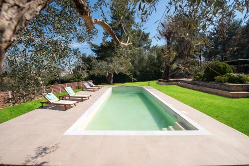 Dassia House | Spyrelia Villa with Private Pool & Outdoor Hot Tub