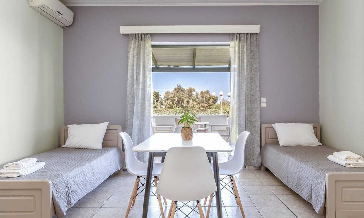 Kiparissia Apartment | Studio Apartment '2' with Private Terrace, Wi-Fi and Air Conditioning