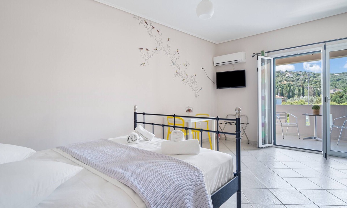 Kalligoni Apartment | Studio Apartment 'Alexandros 2 Guests C' with Mountain View, Wi-Fi and Air Conditioning