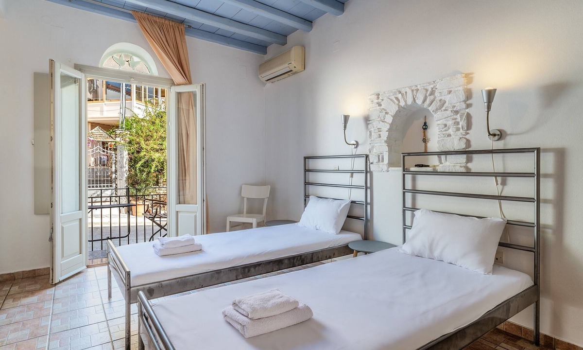 Tinos Town House | Studio Apartment 'En Tino 1' with Balcony, Wi-Fi and Air Conditioning