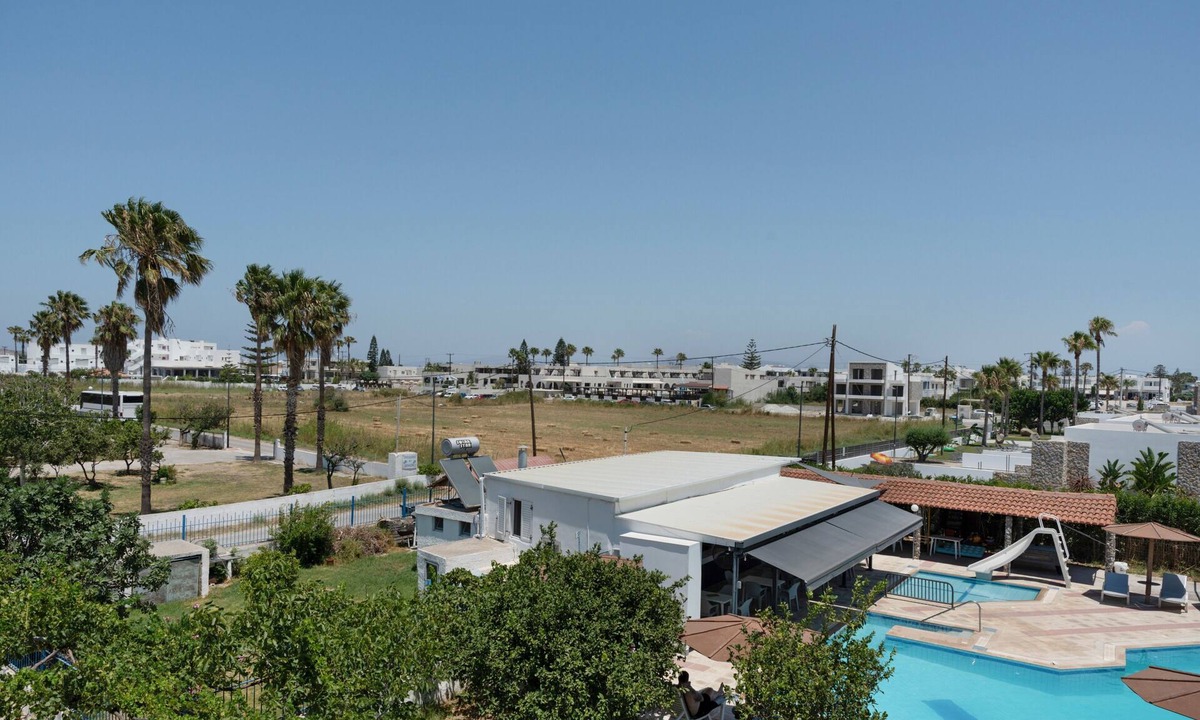 Tingaki Apartment | Studio Apartment 'Golden Sun 3' with Sea View, Shared Pool and Wi-Fi