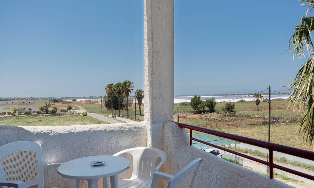 Tingaki Apartment | Studio Apartment 'Golden Sun 8' with Sea View, Shared Pool and Wi-Fi