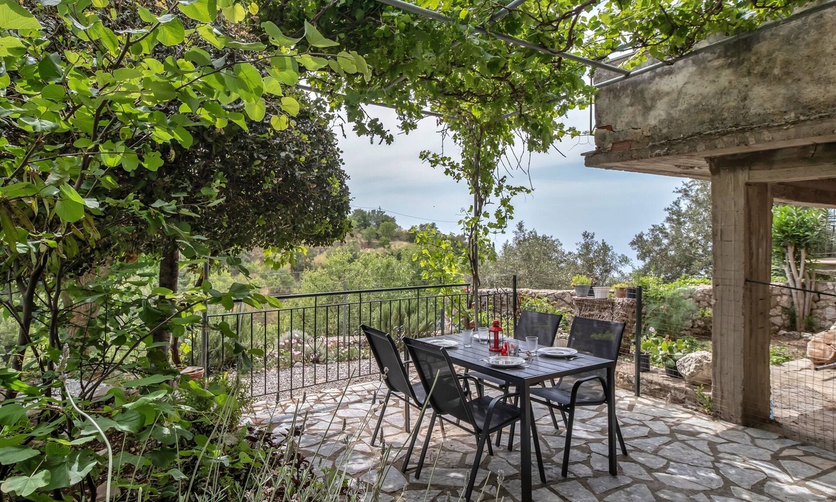 Agios Nikitas Apartment | Studio Apartment 'Kerkis Apartment' with Mountain View, Wi-Fi and Air Conditioning