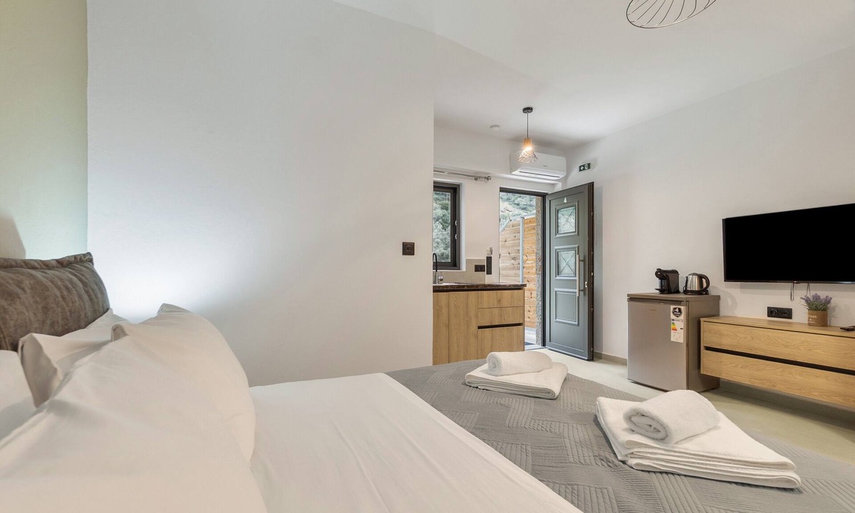 Vlicho Apartment | Studio Apartment 'Sokol Stone House 4' with Mountain View, Wi-Fi and Air Conditioning