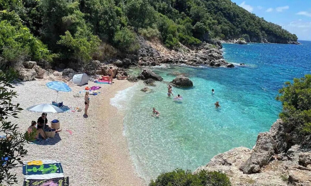 Vassiliki Apartment | Studio Apartment 'Studios and Apartments Thomas 2' with Balcony, Wi-Fi and Air Conditioning