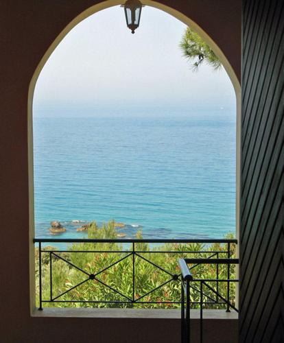 Parelia Apartment | Studio Apartments Swimming Pool and sea view on Pelekas Beach