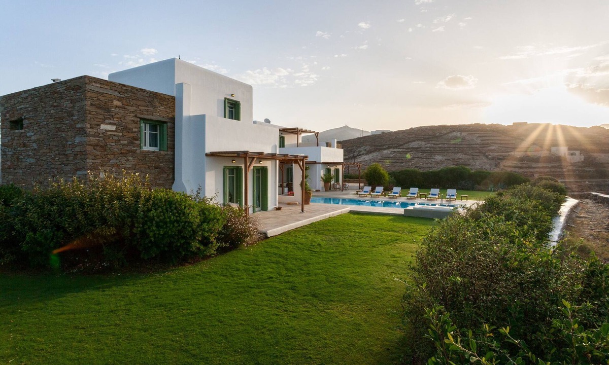Ios Town Villa | Stylish villa with spectacular sea views at a quiet location near the main town.