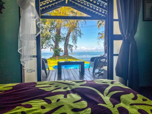 Teahupo'o House | tahiti-bungalow at Teahupoo: beachfront with pountoon and mini pool