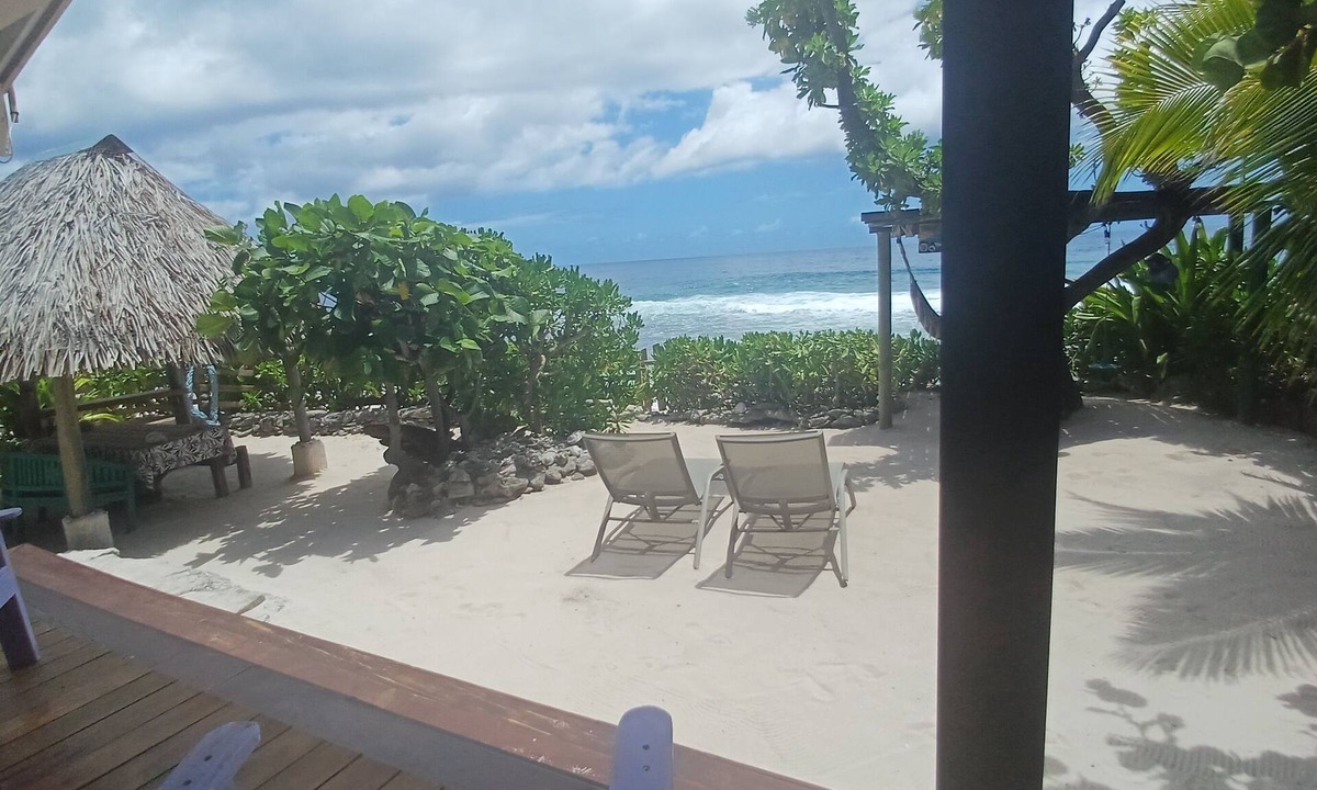 Teavaro House | Tehinavai Bungalow: Oceanfront, sandy and coral beach, whale-watching, Moorea