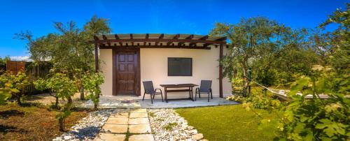 Neromilos House | Terra Vine Collection - Raisin House