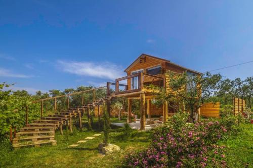 Neromilos Apartment | Terra Vine Collection - Green Leaf
