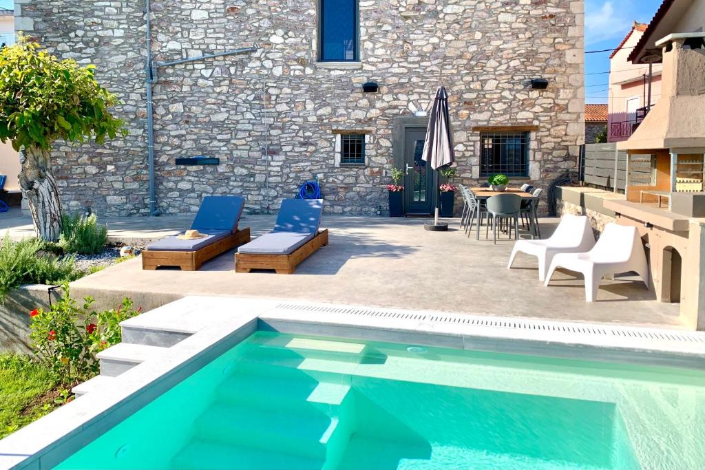 Eva Villa | The Backyard