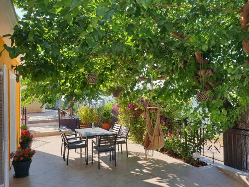 Logarata Apartment | The Yellow House II 2BR Retreat Near Myrtos
