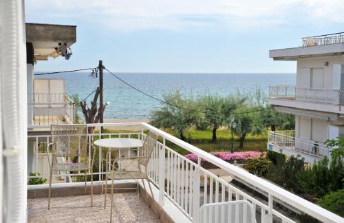 Paralia Dionysiou Apartment | Themis 40 steps from beach