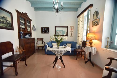 Mandraki House | Traditional house by the sea