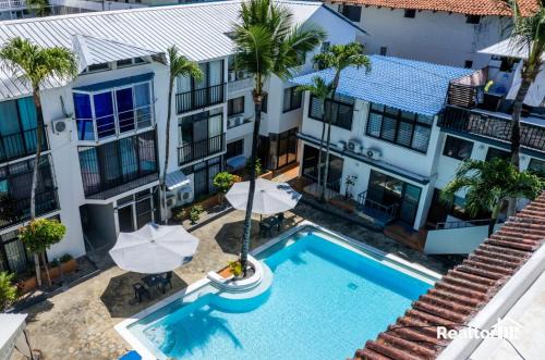 El Batey Apartment | Two-bedroom apartment with a pool near the city center