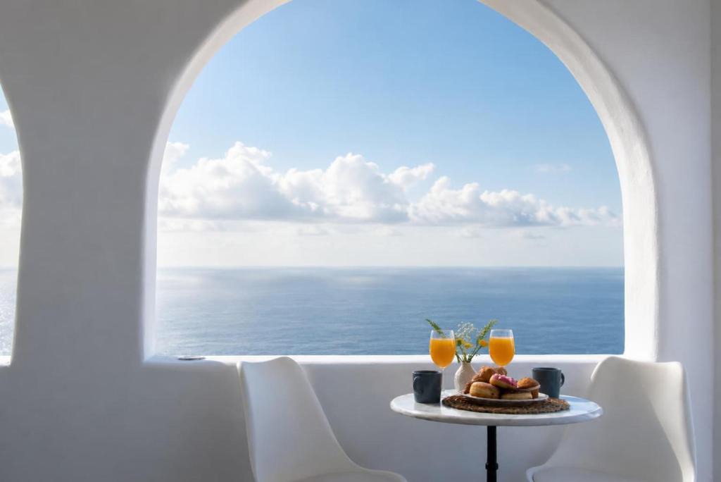 Vourvoulos Apartment | Two Gods Santorini Premium Jacuzzi Sea View Suites