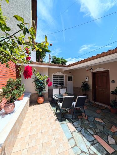 Ano Poli Apartment | Under Castle Walls cottage