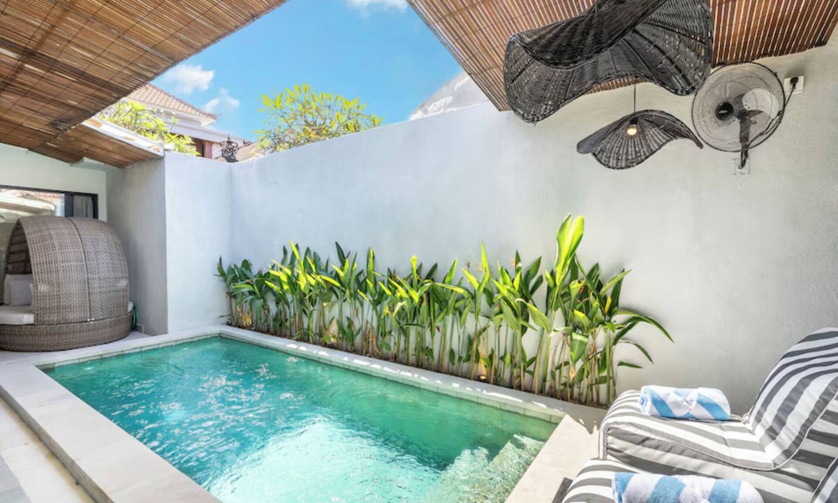 Batu Bolong Villa | Vibey, spacious 3-bedroom villa with WiFi, AC, Pool, in the heart of Canggu
